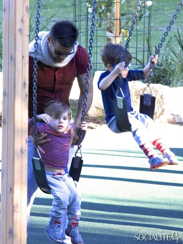 Ricky Martin porta i figli al parco