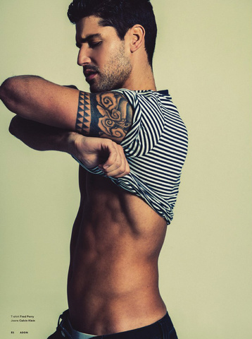 Il caliente Miguel Iglesias mostra la sua bellezza su Adon Magazine