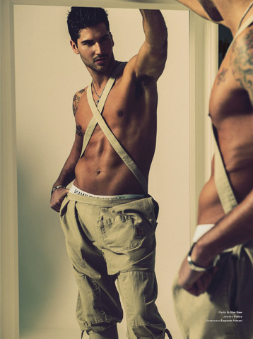 Il caliente Miguel Iglesias mostra la sua bellezza su Adon Magazine