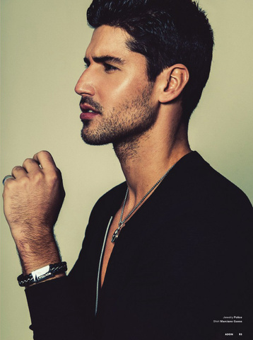 Il caliente Miguel Iglesias mostra la sua bellezza su Adon Magazine