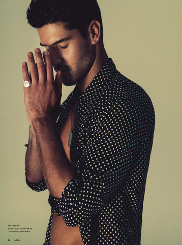 Il caliente Miguel Iglesias mostra la sua bellezza su Adon Magazine