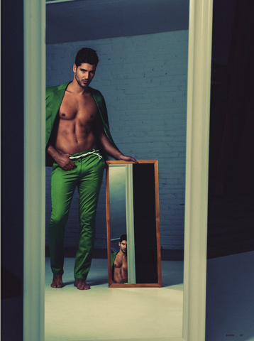 Il caliente Miguel Iglesias mostra la sua bellezza su Adon Magazine