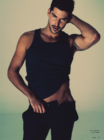 Il caliente Miguel Iglesias mostra la sua bellezza su Adon Magazine