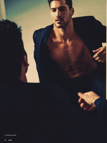 Il caliente Miguel Iglesias mostra la sua bellezza su Adon Magazine