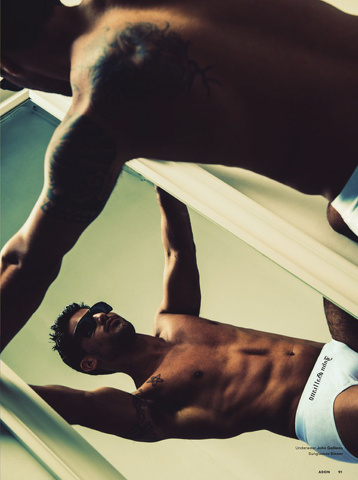 Il caliente Miguel Iglesias mostra la sua bellezza su Adon Magazine