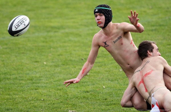 Inghilterra vs Nuova Zelanda. il rugby si gioca completamente nudi