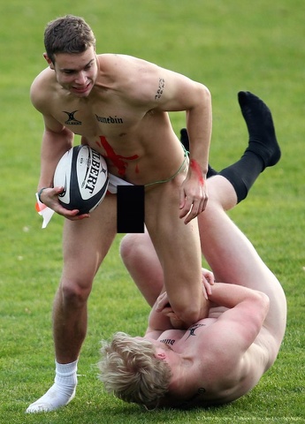 Inghilterra vs Nuova Zelanda. il rugby si gioca completamente nudi