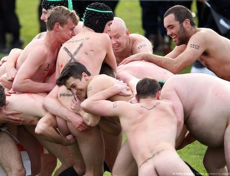 Inghilterra vs Nuova Zelanda. il rugby si gioca completamente nudi