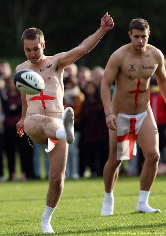 Inghilterra vs Nuova Zelanda. il rugby si gioca completamente nudi