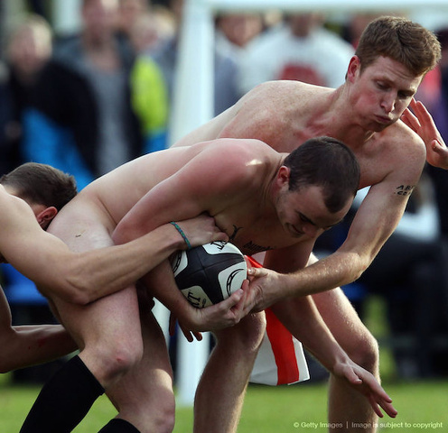 Inghilterra vs Nuova Zelanda. il rugby si gioca completamente nudi
