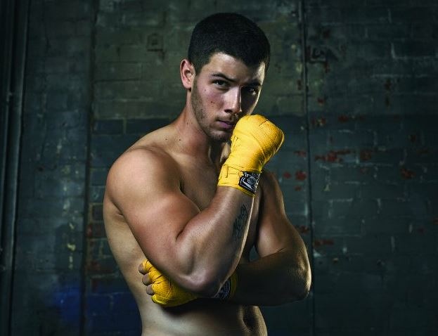 Nick Jonas sempre più macho nella serie tv Kingdom