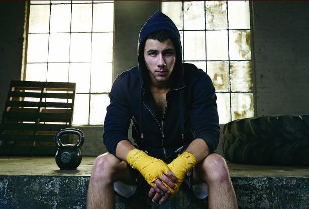 Nick Jonas sempre più macho nella serie tv Kingdom