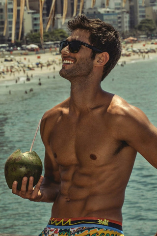 L'estate si avvicina e Rounderwear mette a nudo un altro brasiliano