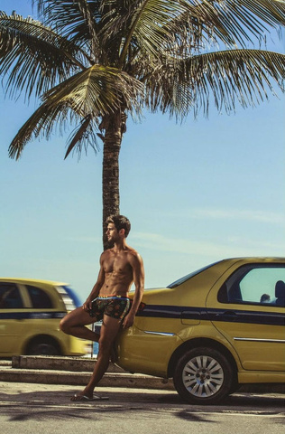 L'estate si avvicina e Rounderwear mette a nudo un altro brasiliano
