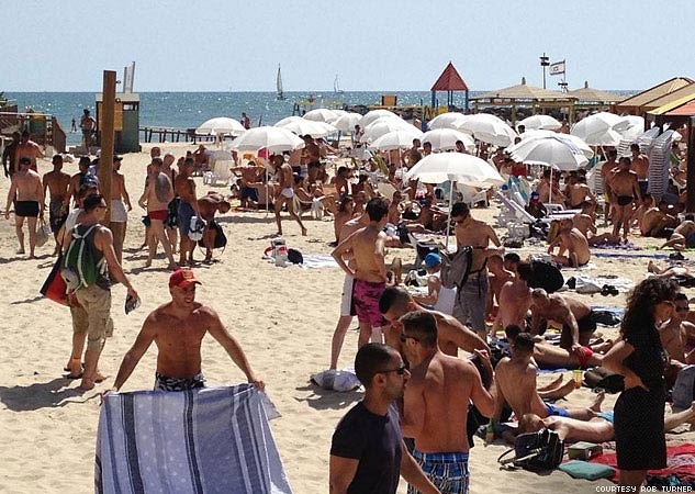 Sulle spiagge di Tel Aviv, aspettando il Pride