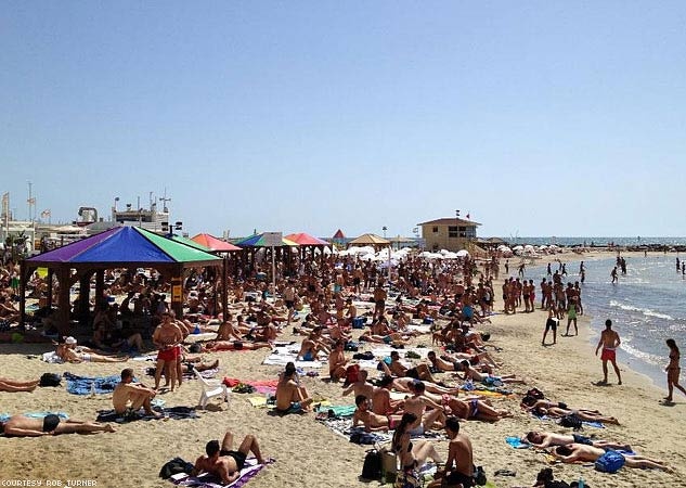 Sulle spiagge di Tel Aviv, aspettando il Pride