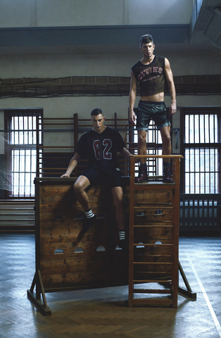 In palestra con i modelli Filip Jankovic e Daniel