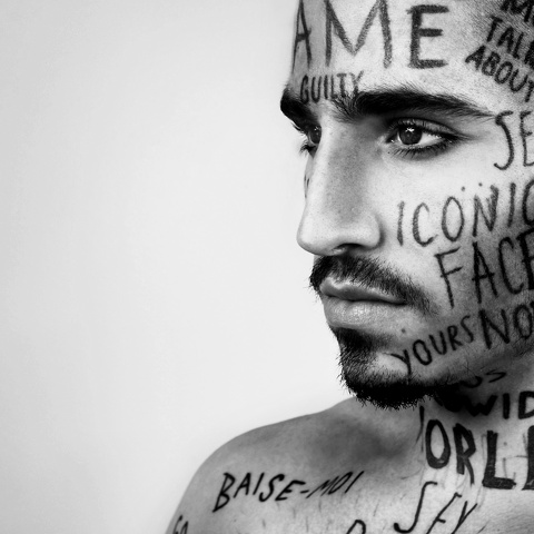 Vin Los: l'uomo ricoperto di tatuaggi senza senso