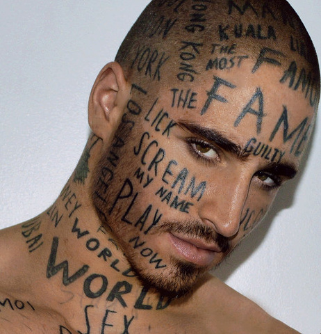 Vin Los: l'uomo ricoperto di tatuaggi senza senso