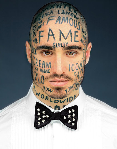 Vin Los: l'uomo ricoperto di tatuaggi senza senso