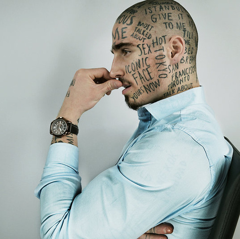 Vin Los: l'uomo ricoperto di tatuaggi senza senso