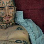 Vin Los: l'uomo ricoperto di tatuaggi senza senso - Thumbnail