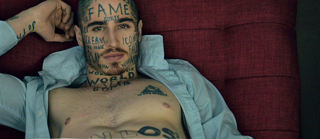 Vin Los: l'uomo ricoperto di tatuaggi senza senso
