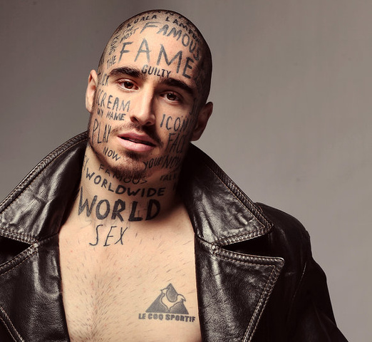 Vin Los: l'uomo ricoperto di tatuaggi senza senso