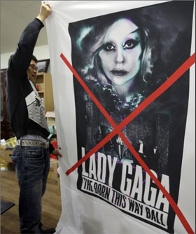 Foto del giorno di Martedì 24 Aprile 2012 - 23714 gagacoreaHOME1 - Gay.it