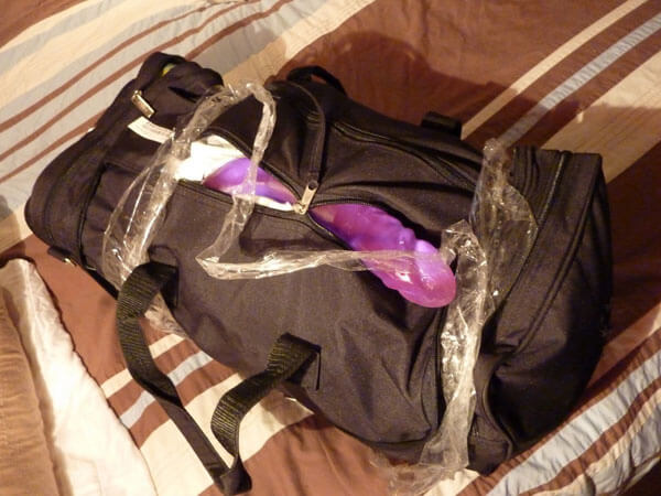 Foto del giorno di Mercoledì 29 Agosto 2012 - 25460 dildo luggage1 - Gay.it