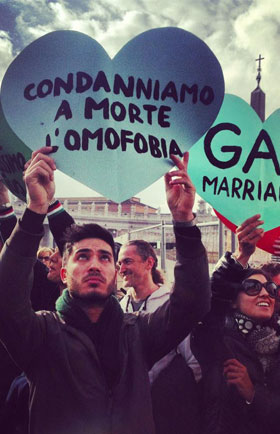 Foto del giorno di Lunedì 17 Dicembre 2012 - 26397 cartelliomofoboaivaticanoHOME1 - Gay.it