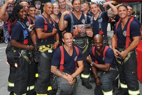 I pompieri di New York presentano il nuovo calendario a Times Square - FDNY Calendar of Heroes calendario pompieri BS1 - Gay.it