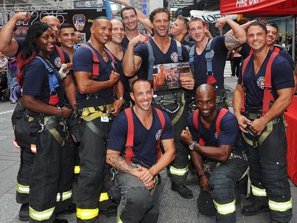 I pompieri di New York presentano il nuovo calendario a Times Square - FDNY Calendar of Heroes calendario pompieri BS1 - Gay.it
