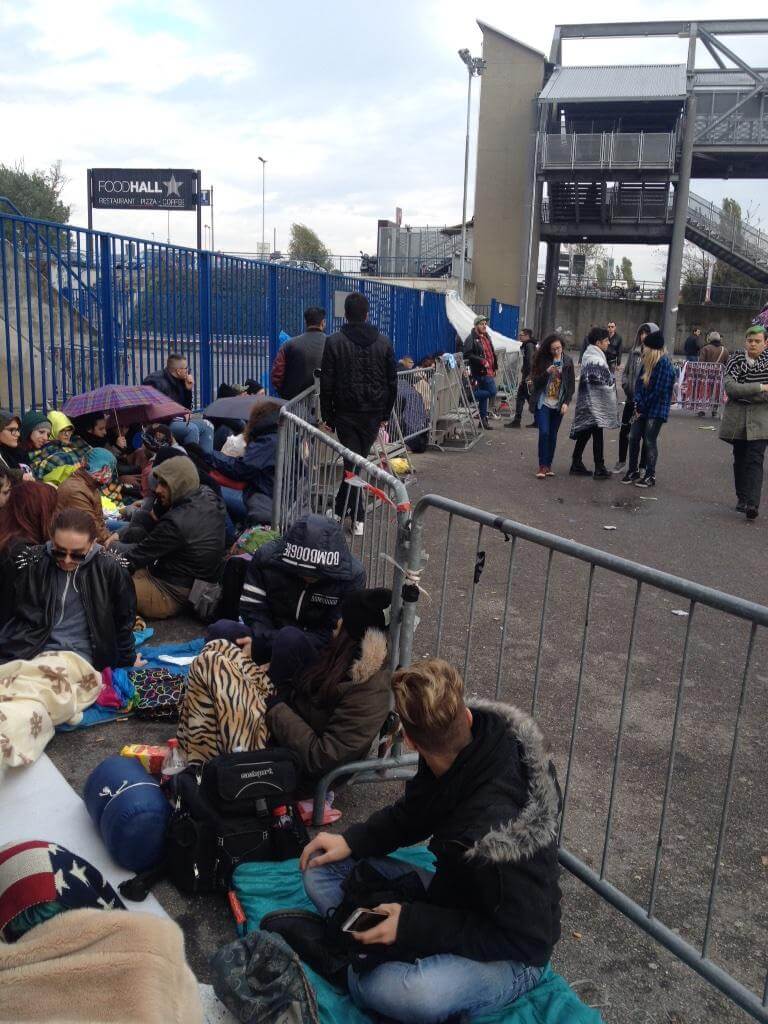 Lady Gaga a Milano: i fan si preparano al concerto. Le prime immagini