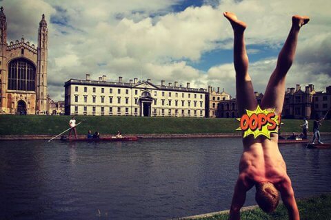 Uomo fa il giro del mondo nudo (e a testa in gi&ugrave;). Ecco perch&eacute; - The Naked Handstander BS1 - Gay.it