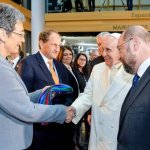 Una sciarpa rainbow per Papa Bergoglio in visita a Strasburgo - Thumbnail