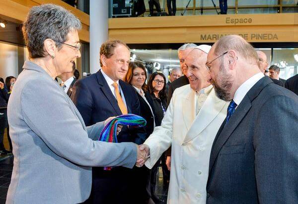 Una sciarpa rainbow per Papa Bergoglio in visita a Strasburgo