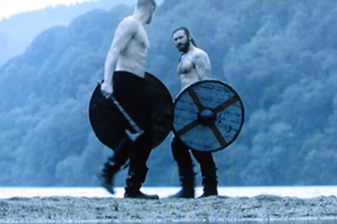 Scontri a petto nudo per i Vichinghi hot di History Channel - Vichinghi History Channel BS1 - Gay.it