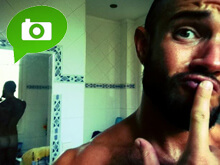 Johan Akan su Twitter dedica foto hot ai follower