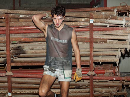 Il fascino dirompente del modello italiano fotografato da Simon - andrea pretiBASE - Gay.it