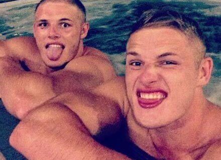 Rugbista si fotografa nudo e le foto fanno il giro del web - burgessBASE - Gay.it