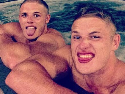 Rugbista si fotografa nudo e le foto fanno il giro del web - burgessBASE - Gay.it