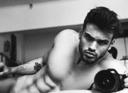Leonardo Corredor: un fotografo cos&igrave; pu&ograve; solo immortalare se stesso - corredor BASE - Gay.it