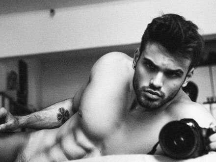 Leonardo Corredor: un fotografo cos&igrave; pu&ograve; solo immortalare se stesso - corredor BASE - Gay.it