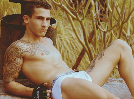 Alejandro de la Rosa, bellezza latina fotografata da Adrian C. Martin - delarosaBASE - Gay.it