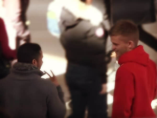 Se un etero ci provasse con dei ragazzi? Potrebbe andare così