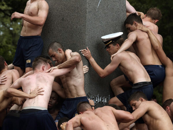 I cadetti tornano a scalare l'obelisco ricoperto di grasso - herndon 2014 BS1 - Gay.it