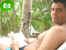 Bulli e secchioni, il fascino degli intellettuali - hotguysreadingBASE - Gay.it
