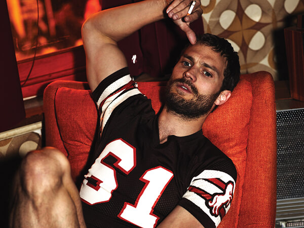 Jamie Dornan: "Non mi piace il mio fisico". Ma continua posare nudo - jamie dornan interview magazine BS1 - Gay.it