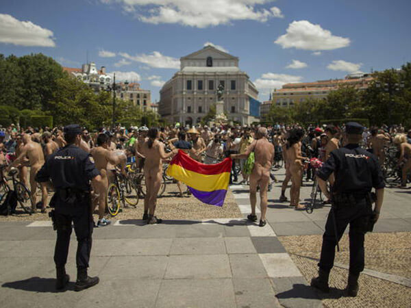 Madrid. Ciclisti nudi alla manifestazione contro le automobili - madrid nudi bicicletta BS1 - Gay.it